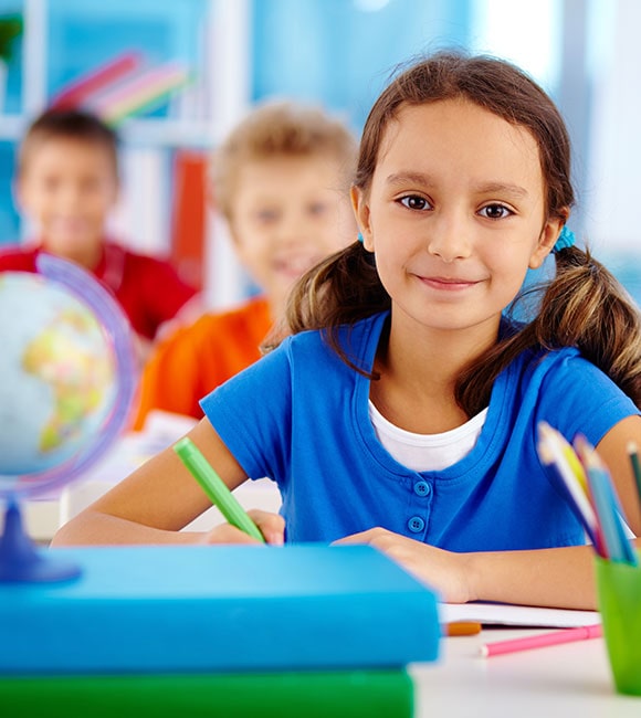 Niña en sala de clases